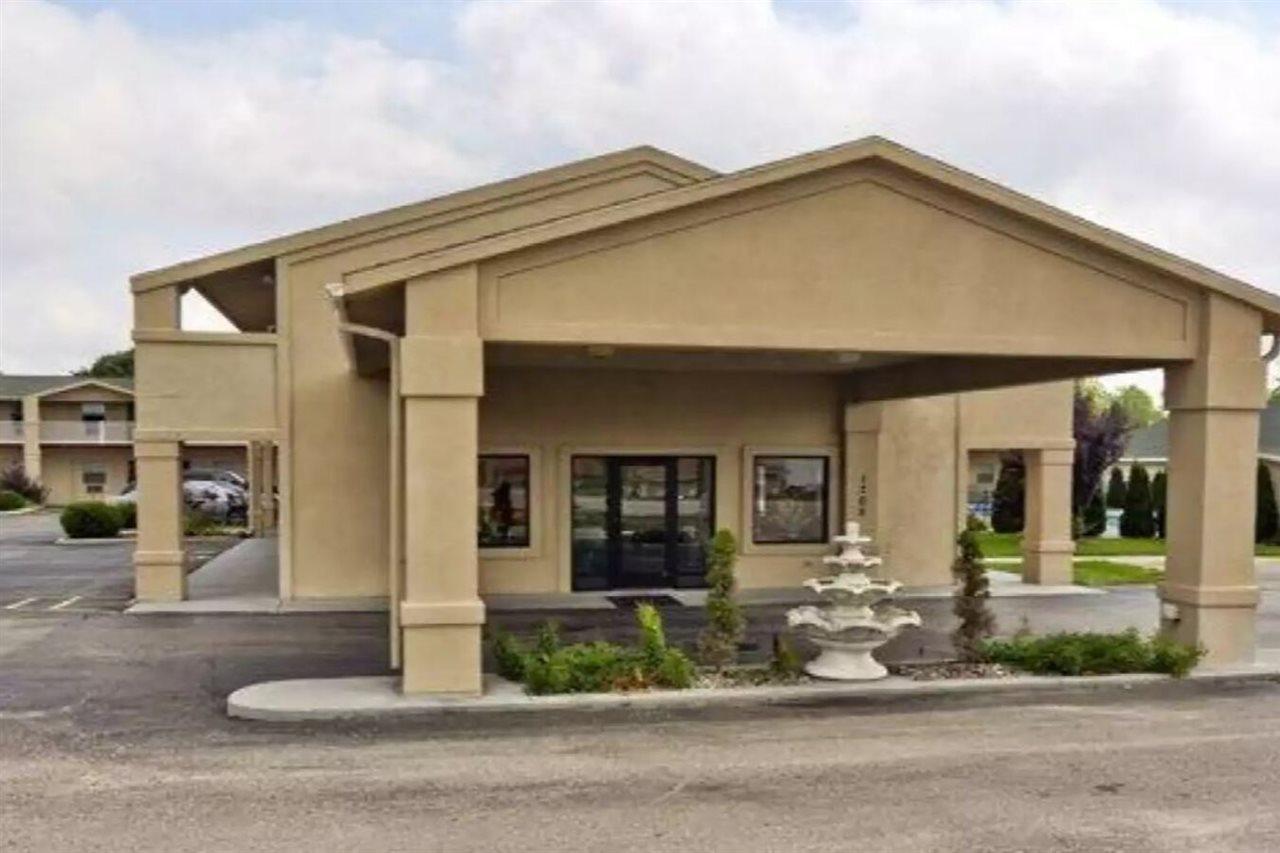 Quality Inn & Suites Big Rapids Near University Ngoại thất bức ảnh