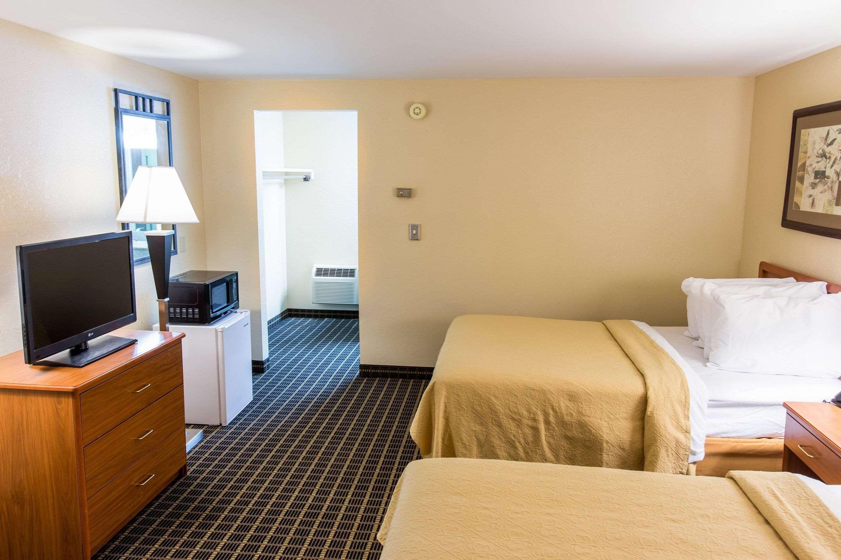 Quality Inn & Suites Big Rapids Near University Ngoại thất bức ảnh