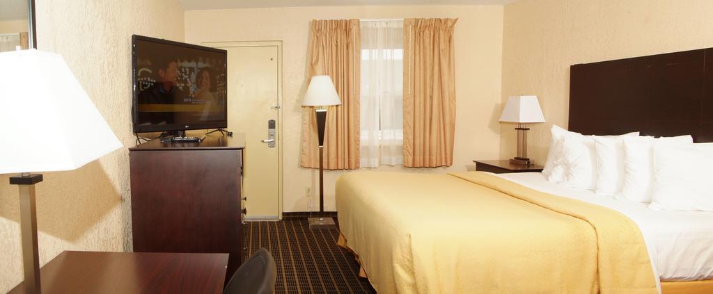 Quality Inn & Suites Big Rapids Near University Ngoại thất bức ảnh