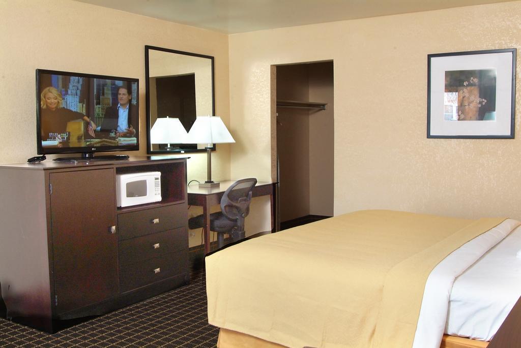 Quality Inn & Suites Big Rapids Near University Ngoại thất bức ảnh