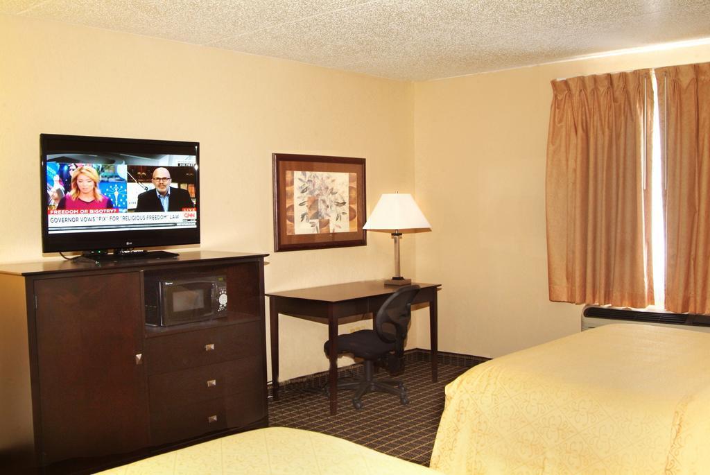 Quality Inn & Suites Big Rapids Near University Ngoại thất bức ảnh