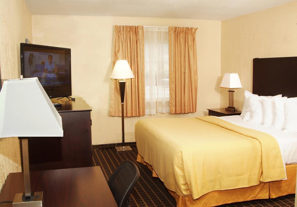 Quality Inn & Suites Big Rapids Near University Ngoại thất bức ảnh