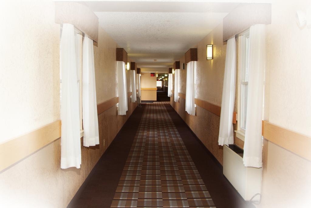 Quality Inn & Suites Big Rapids Near University Ngoại thất bức ảnh