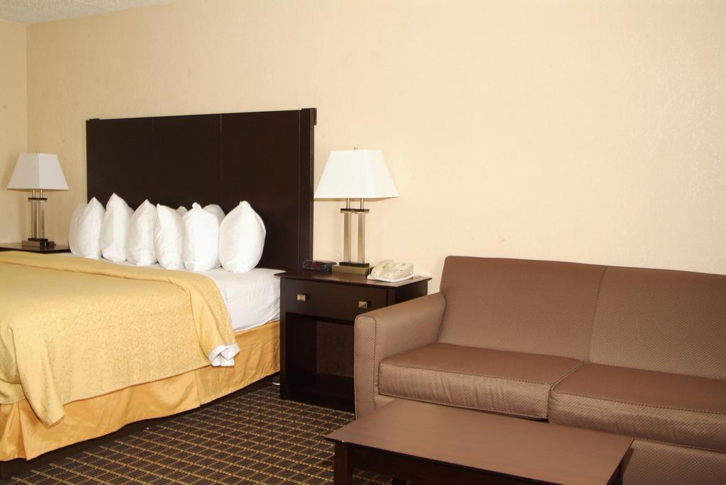 Quality Inn & Suites Big Rapids Near University Ngoại thất bức ảnh