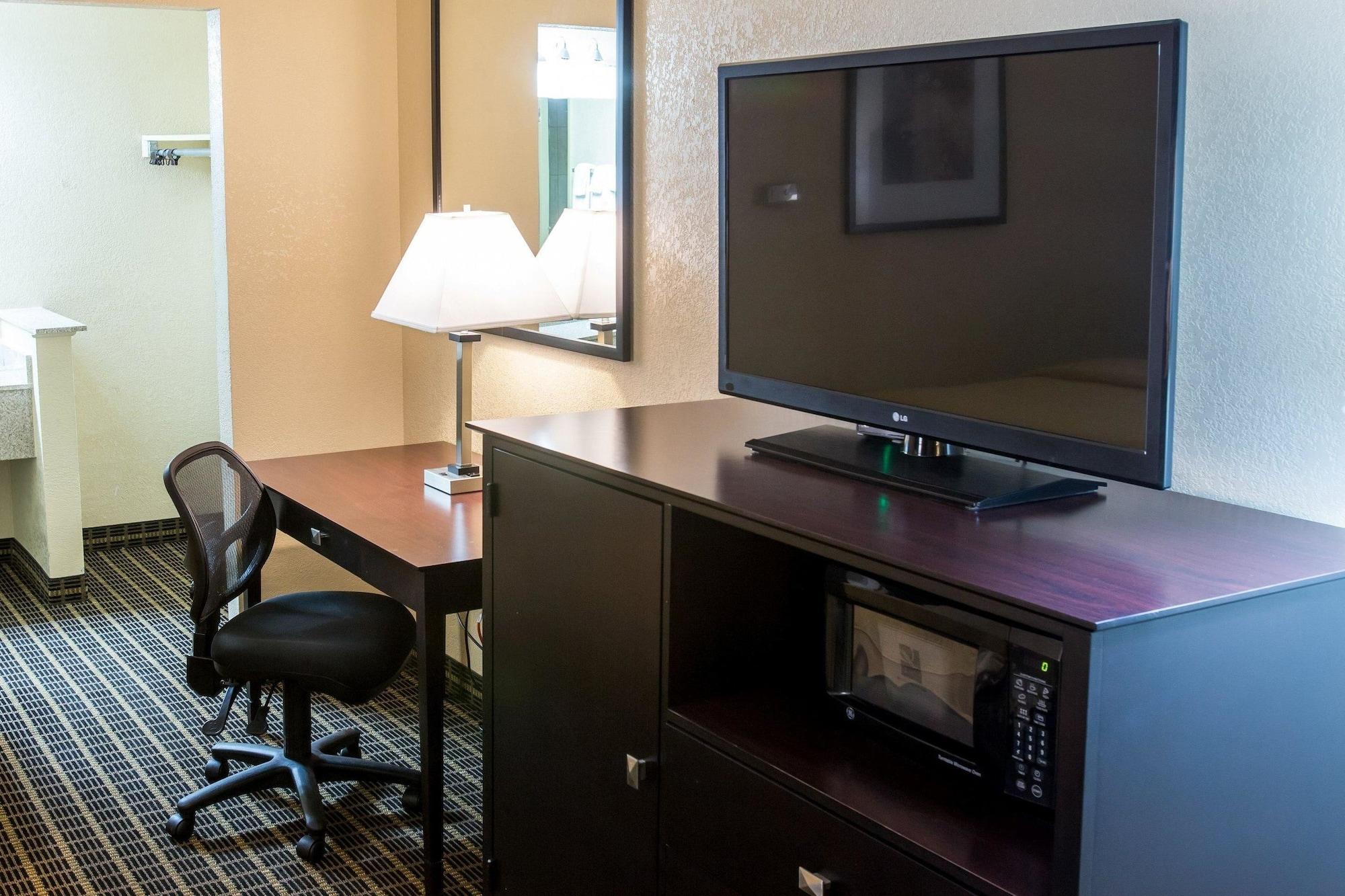 Quality Inn & Suites Big Rapids Near University Ngoại thất bức ảnh