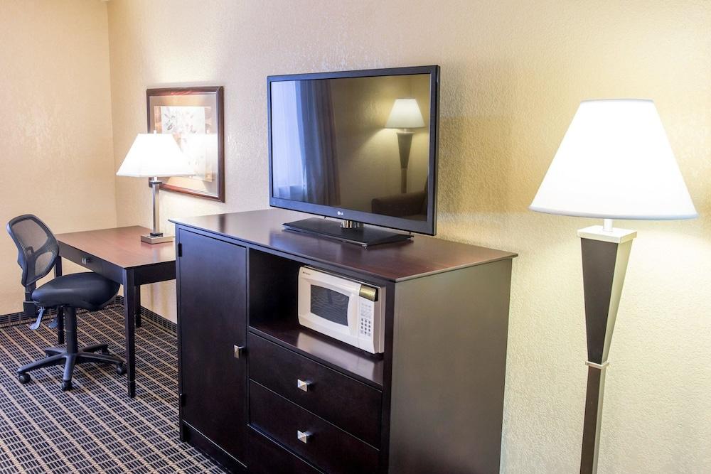 Quality Inn & Suites Big Rapids Near University Ngoại thất bức ảnh