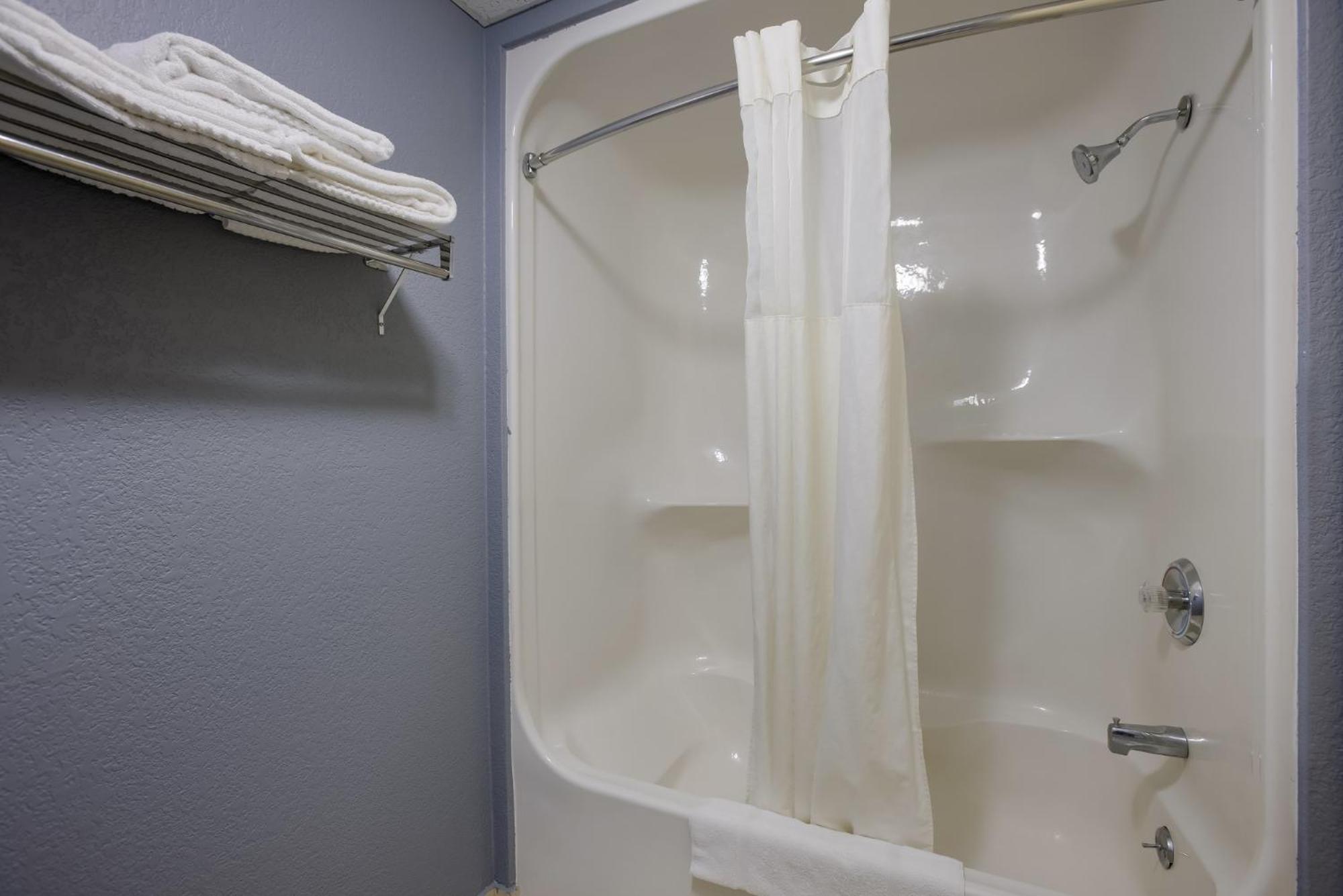 Quality Inn & Suites Big Rapids Near University Ngoại thất bức ảnh