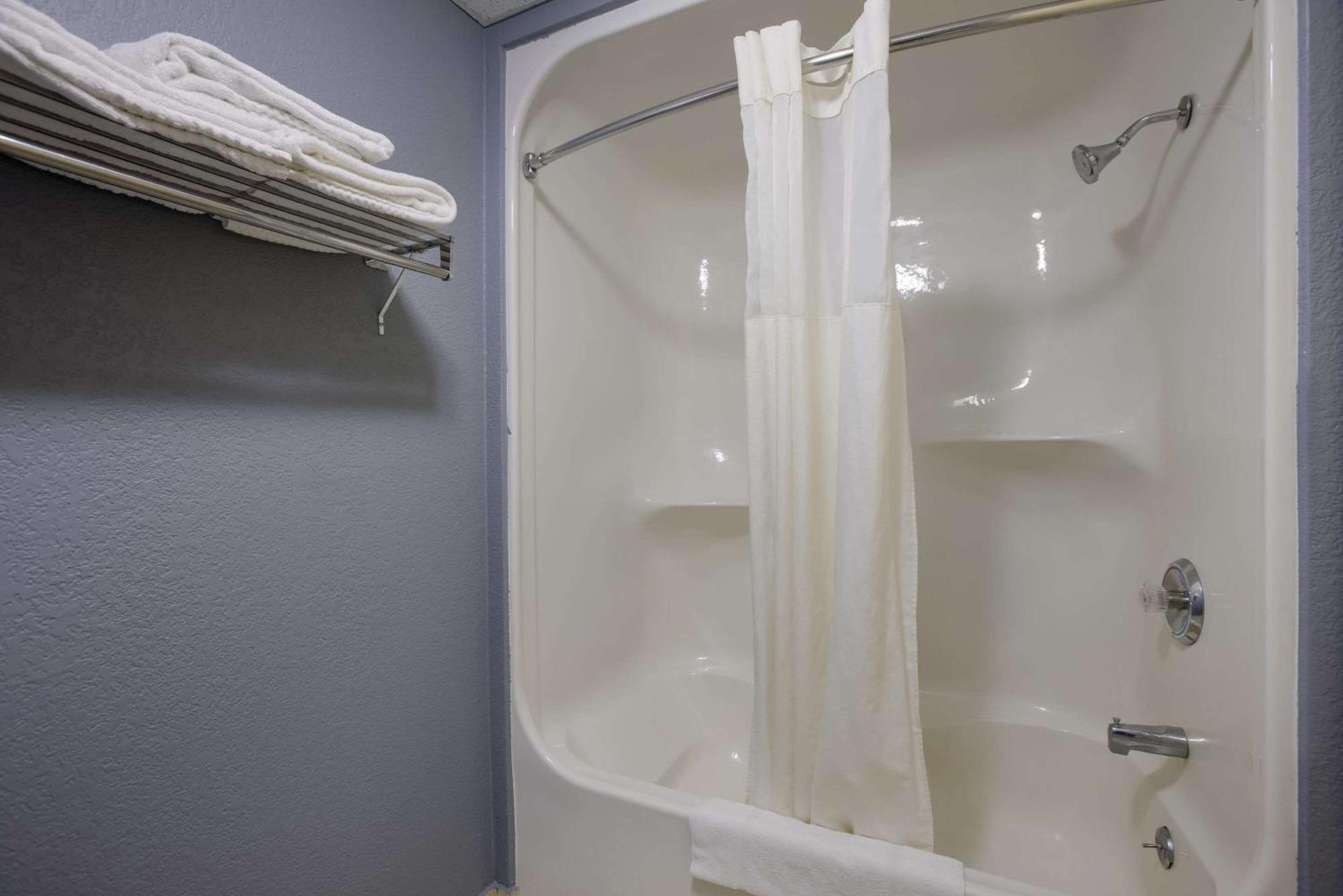 Quality Inn & Suites Big Rapids Near University Ngoại thất bức ảnh