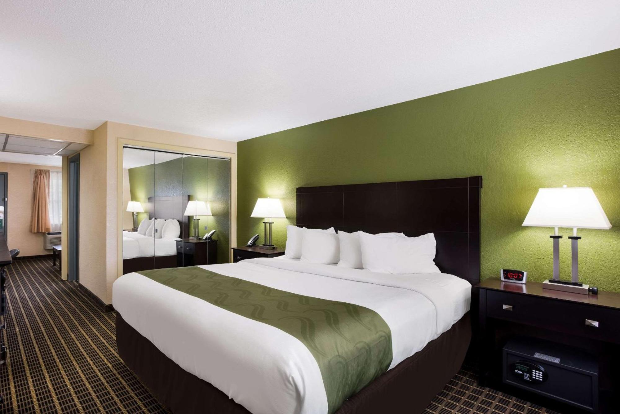 Quality Inn & Suites Big Rapids Near University Ngoại thất bức ảnh