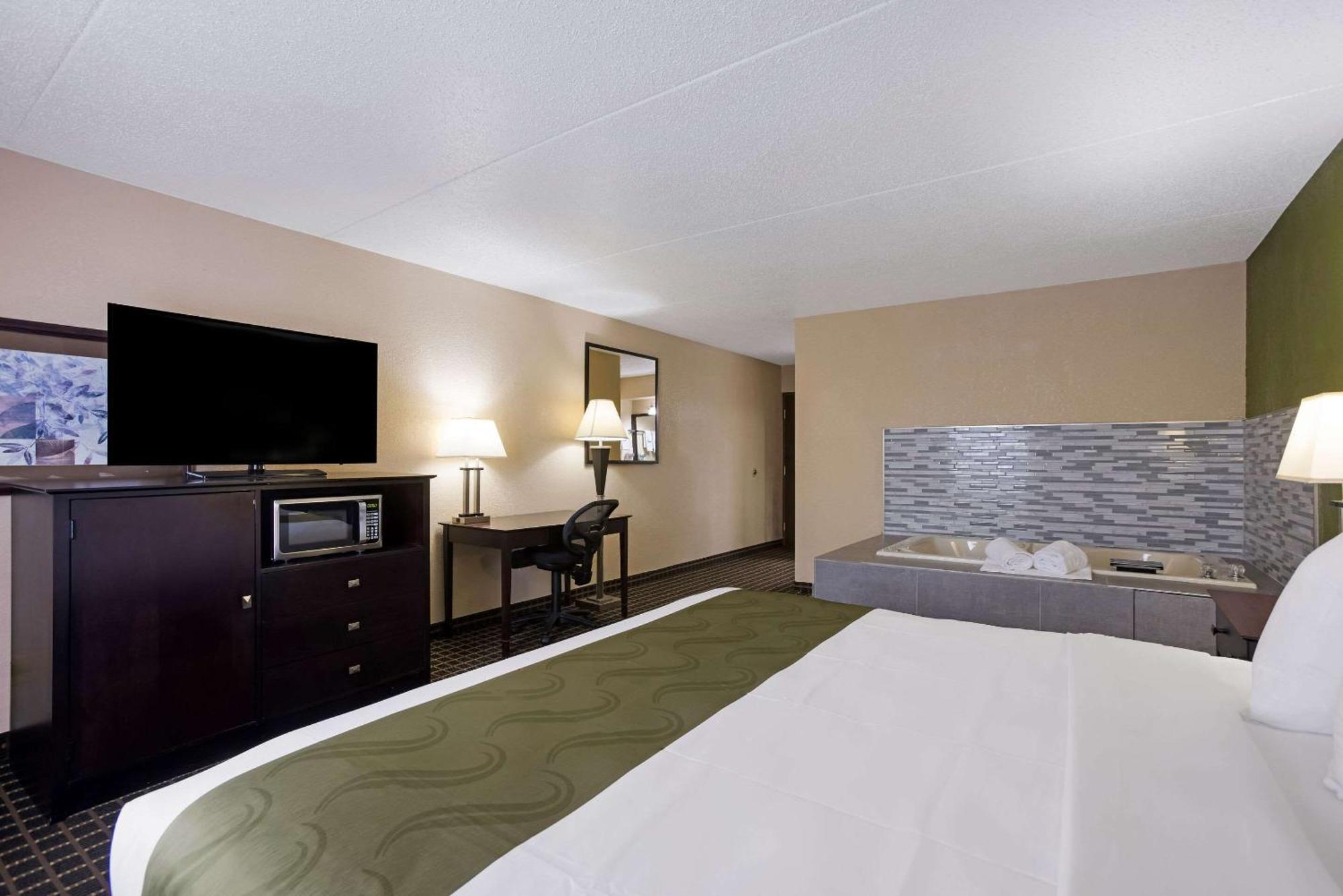 Quality Inn & Suites Big Rapids Near University Ngoại thất bức ảnh