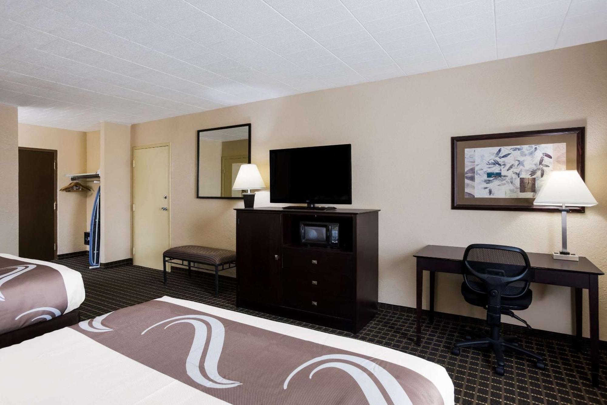 Quality Inn & Suites Big Rapids Near University Ngoại thất bức ảnh