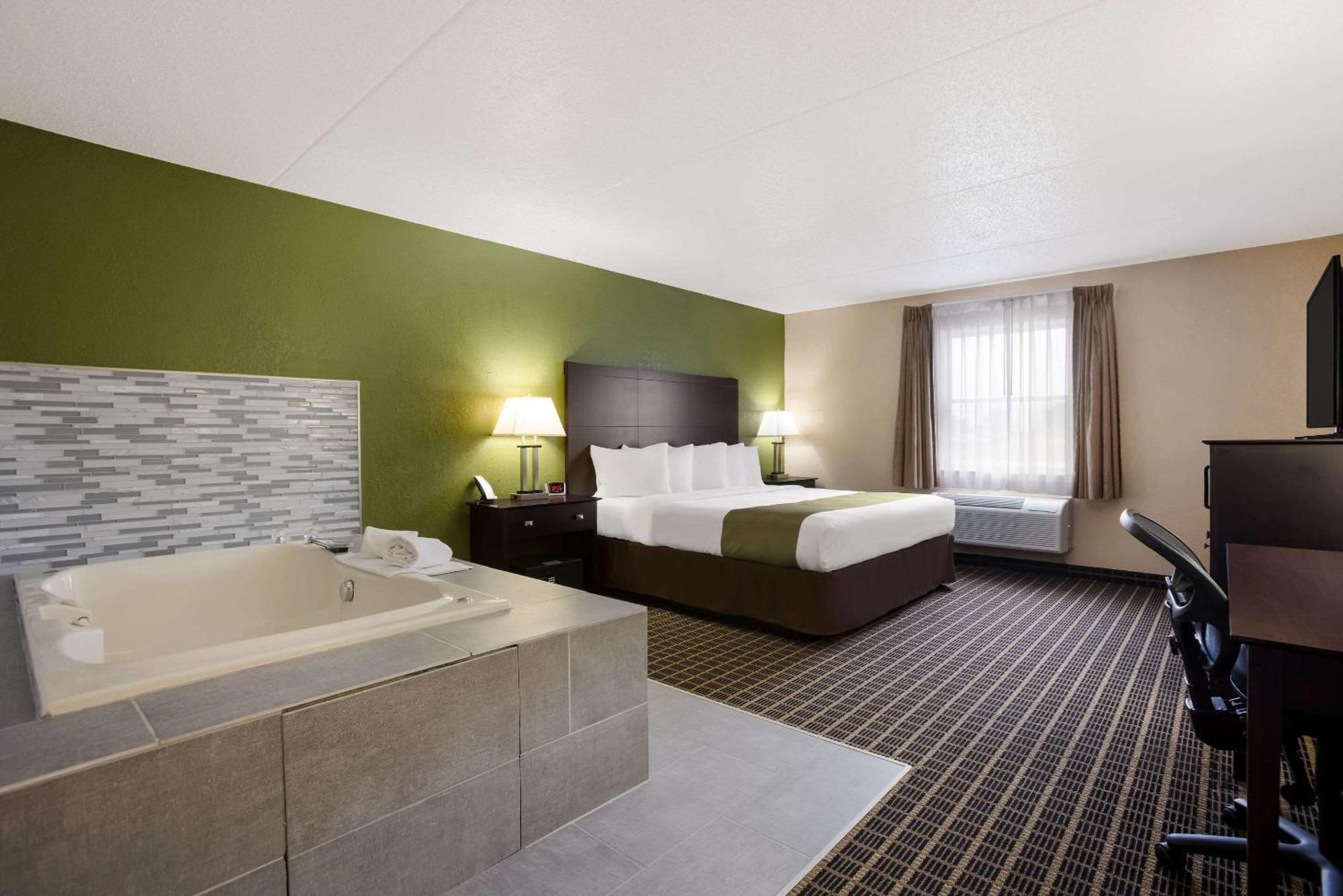 Quality Inn & Suites Big Rapids Near University Ngoại thất bức ảnh