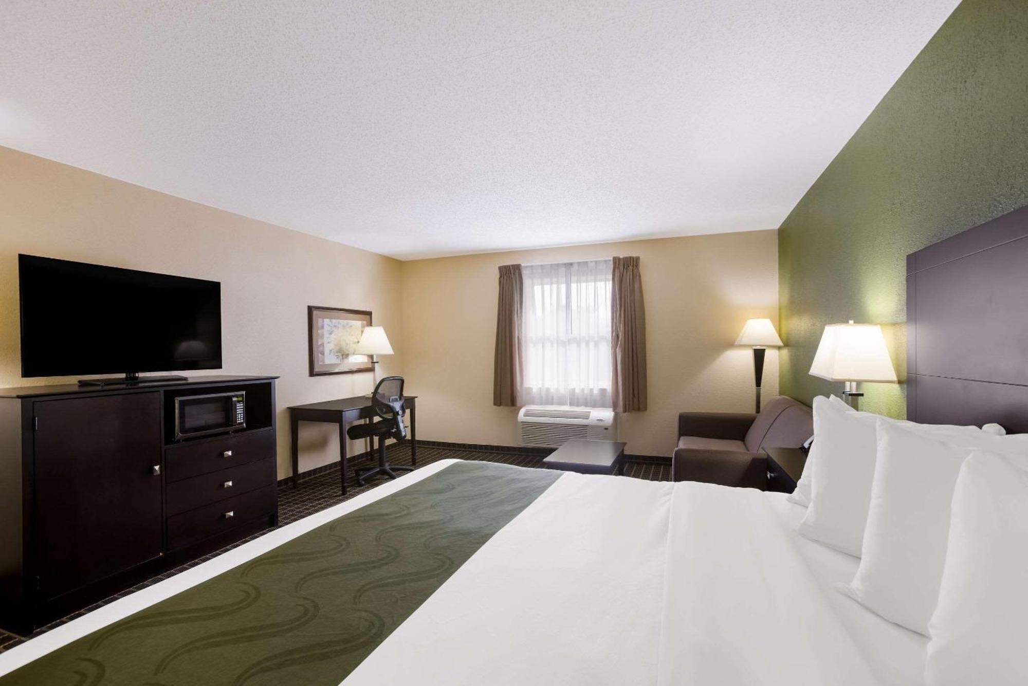 Quality Inn & Suites Big Rapids Near University Ngoại thất bức ảnh