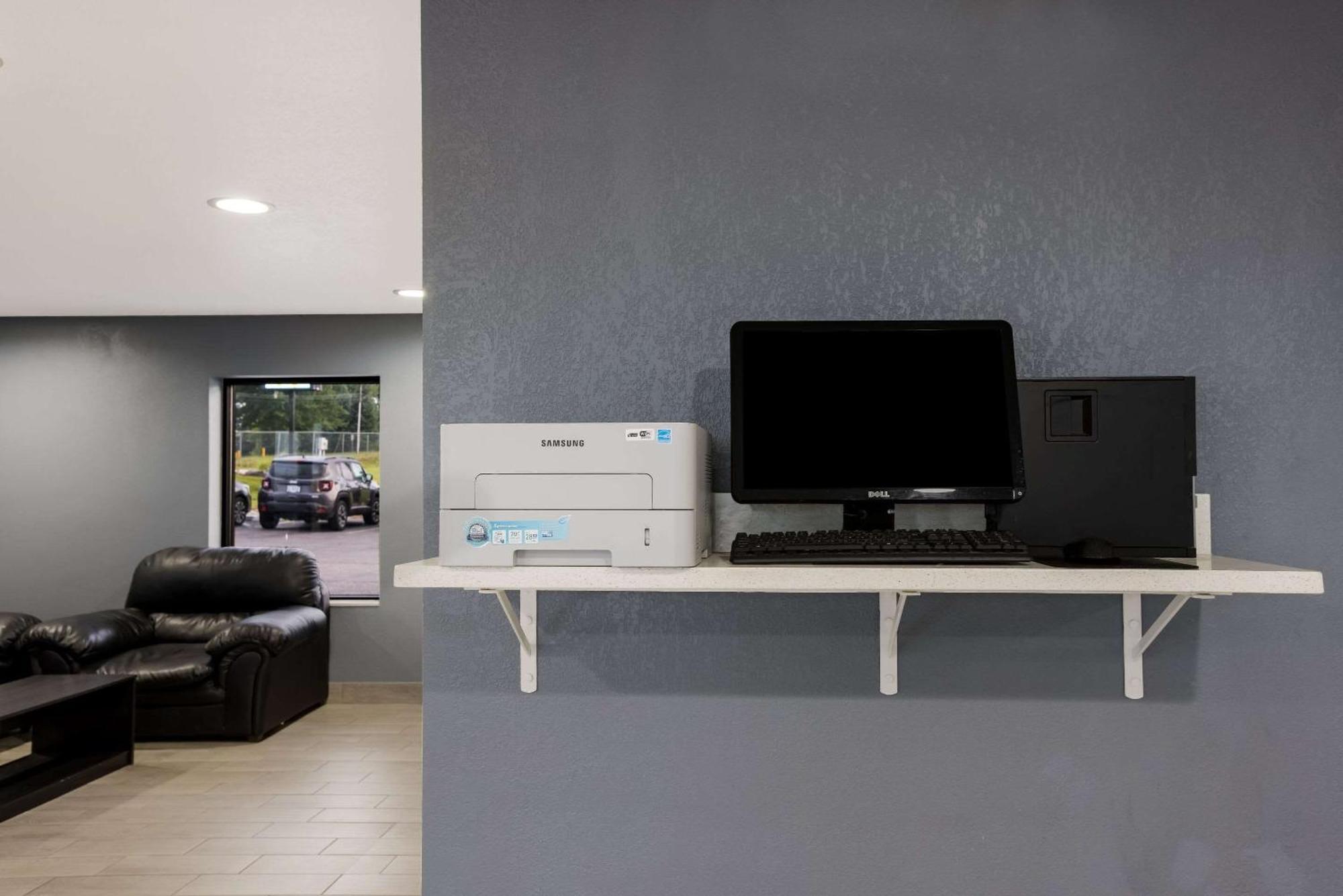 Quality Inn & Suites Big Rapids Near University Ngoại thất bức ảnh