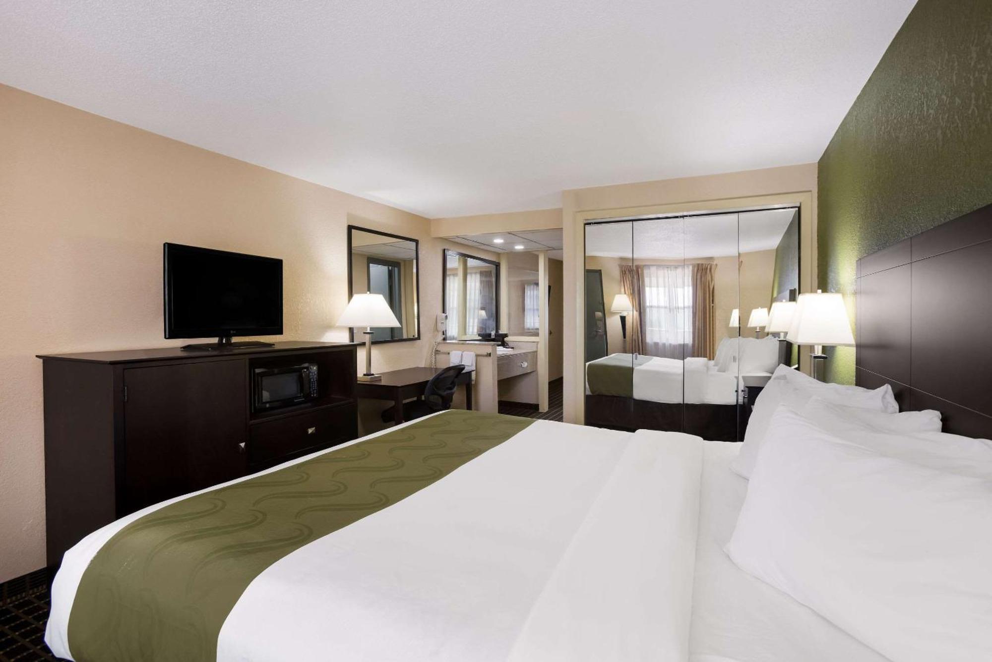 Quality Inn & Suites Big Rapids Near University Ngoại thất bức ảnh