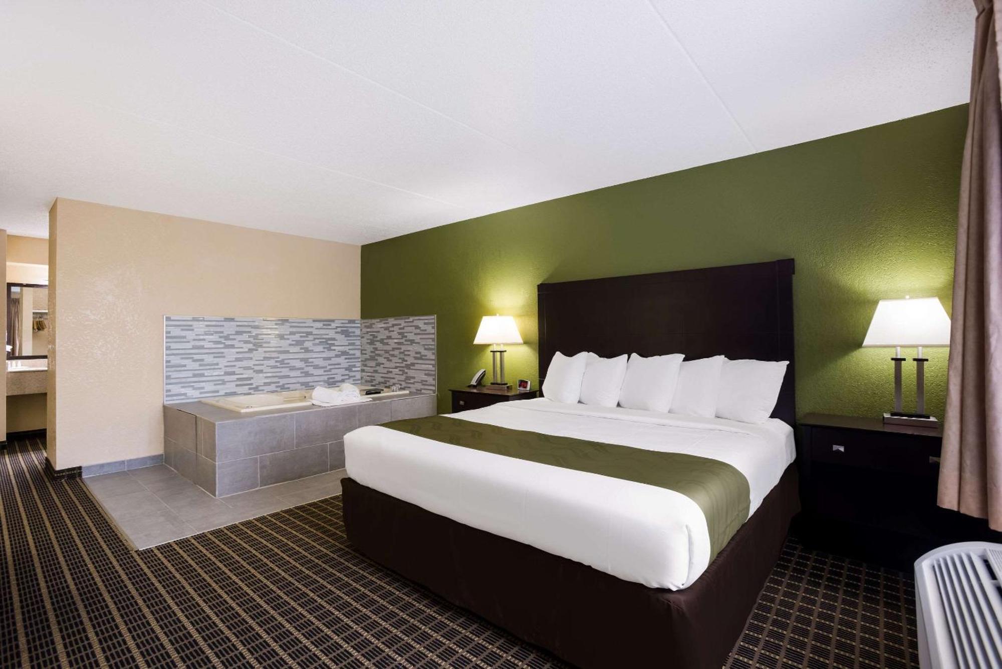 Quality Inn & Suites Big Rapids Near University Ngoại thất bức ảnh