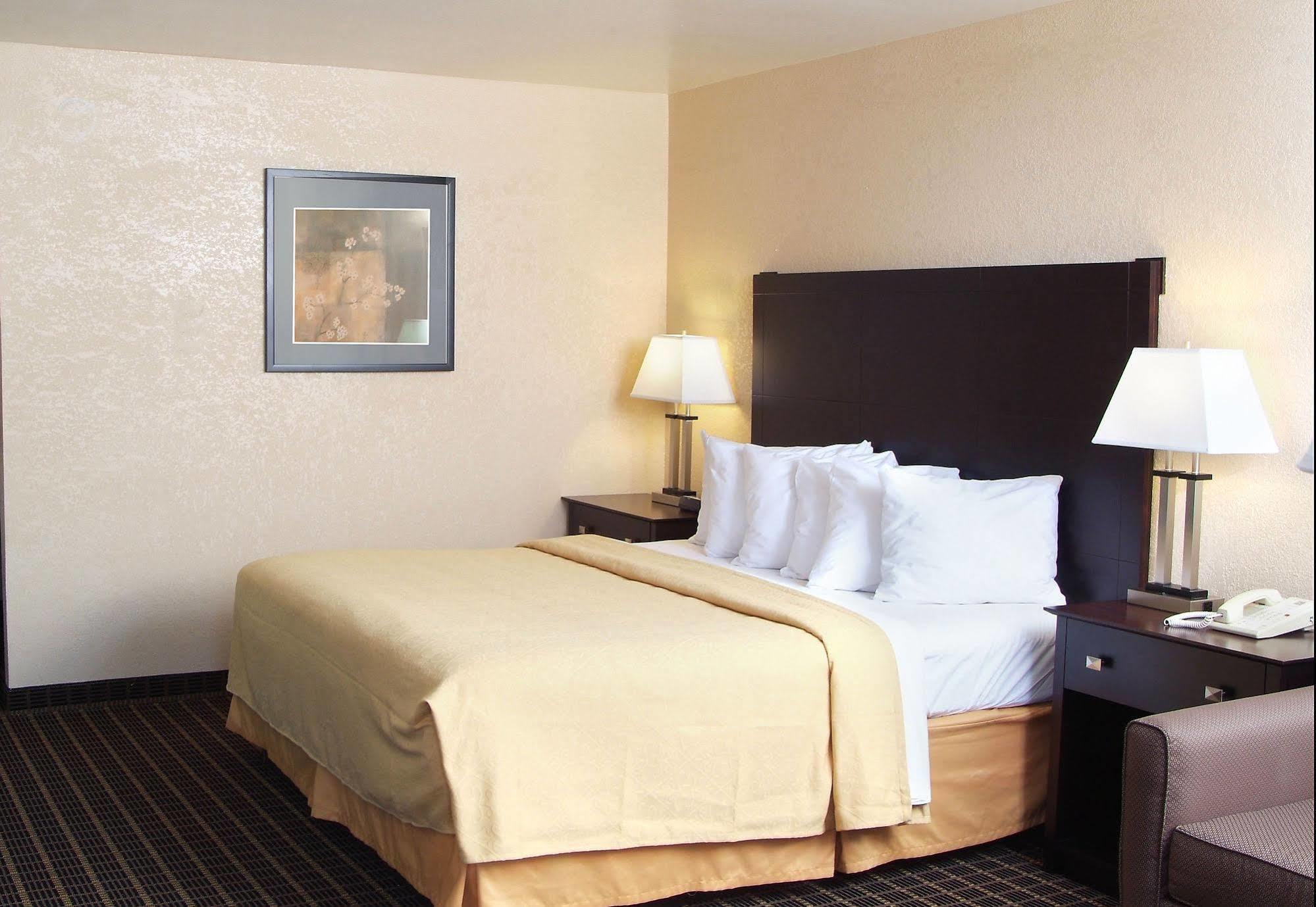 Quality Inn & Suites Big Rapids Near University Ngoại thất bức ảnh